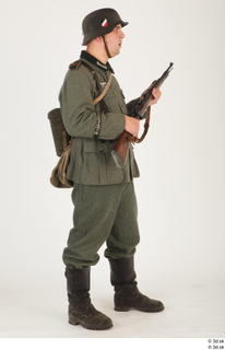 Photo man in German uniform with rifle WW II 3…